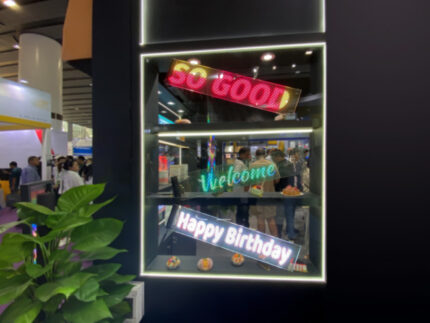 Affichage dynamique avec un Écran LED Transparent en Verre à haute luminosité (4000 nits)